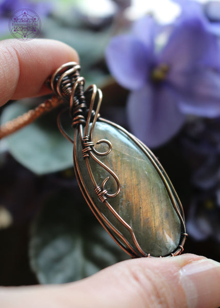 Orange Labradorite is a powerful stone of creativity, transformation, and emotional healing. It resonates with the Sacral and Solar Plexus Chakras, supporting emotional balance, creative expression, and personal empowerment. Oval cabochon shaped crystal with two swirls of copper coming over the left face and a simple design to show the bright orange flash.