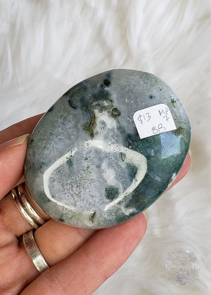 Moss Agate Meaning - an excellent stone for rebalancing the body, mind, and spirit while eliminating negativity. Agate can help inspire creative ideas, attract abundance, improve self-esteem, self-expression, and communication. Agate is perfect for those who have short attention spans, providing a grounding effect. It helps enhance mental function, improving concentration, perception, and analytical abilities. Moss agate is associated with the heart chakra. Crystals for Virgo